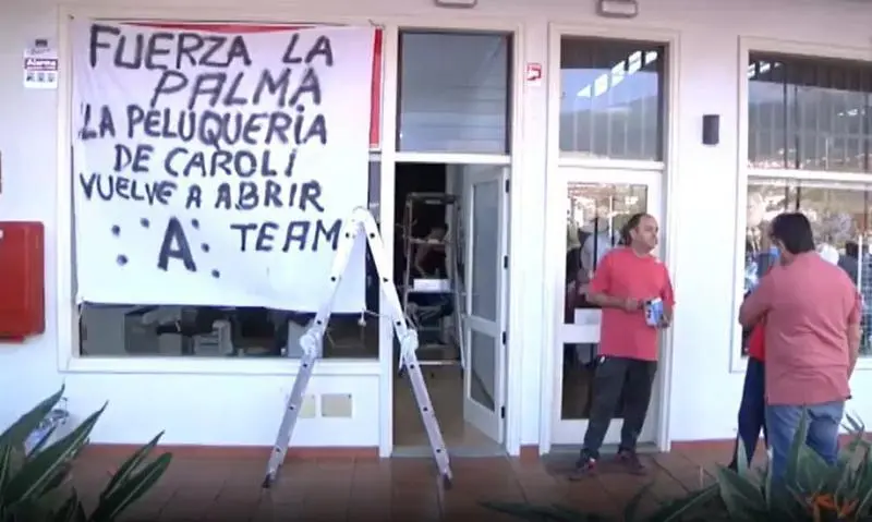 <p> Pancarta en apoyo a la Peluquer&iacute;a de Caroli </p>