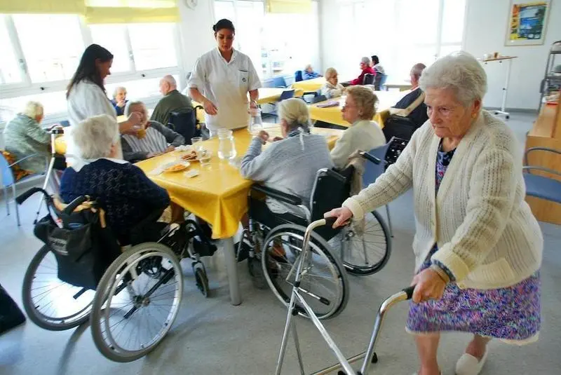 <p> Gente mayor en la residencia </p>