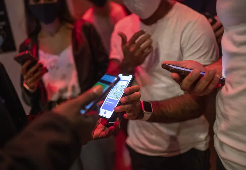 <p> Una persona muestra un c&oacute;digo QR para entrar a un local de ocio nocturno la misma noche en que entra en vigor la reapertura en interiores a medianoche, a 8 de octubre de 2021, en Barcelona, Catalu&ntilde;a (Espa&ntilde;a). - Lorena Sop&ecirc;na - Europa Press </p>