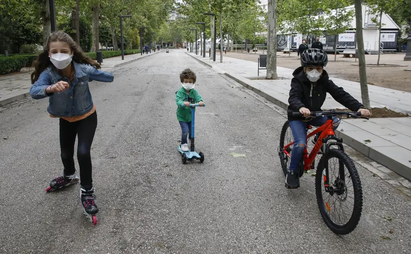 <p> Archivo - Tres ni&ntilde;os practican deporte al aire libre protegidos con mascarillas, el primer d&iacute;a en el que los menores de 14 a&ntilde;os pueden salir. En Granada (Andaluc&iacute;a ,Espa&ntilde;a) a 26 de abril de 2020. - &Aacute;lex C&aacute;mara - Europa Press - Archivo </p>