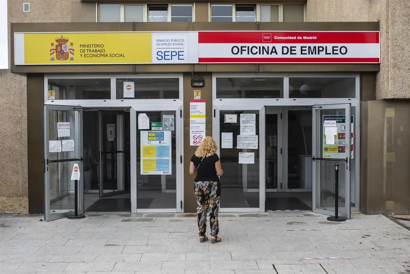 <p> Una mujer a las puertas de una oficina del SEPE - Alejandro Mart&iacute;nez V&eacute;lez - Europa Press </p>
