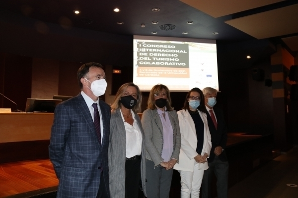 <p> De izqda. a dcha.: Humberto Gos&aacute;lvez, Isabel Alb&aacute;s, Julieta M&eacute;rida, Inmaculada Silas y Manuel Rebollo. </p>