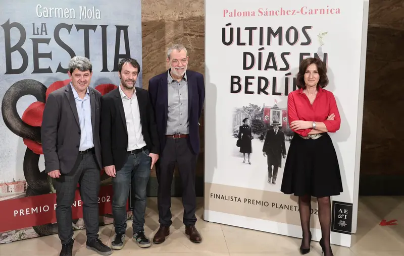<p> (I-D) Los escritores Jorge D&iacute;az, Antonio Mercero y Agust&iacute;n Mart&iacute;nez posan junto a la autora Paloma S&aacute;nchez-Garnica Mart&iacute;nez durante la presentaci&oacute;n de los ganadores del Premios Planeta en el Instituto Cervantes - Eduardo Parra - Europa Press </p>