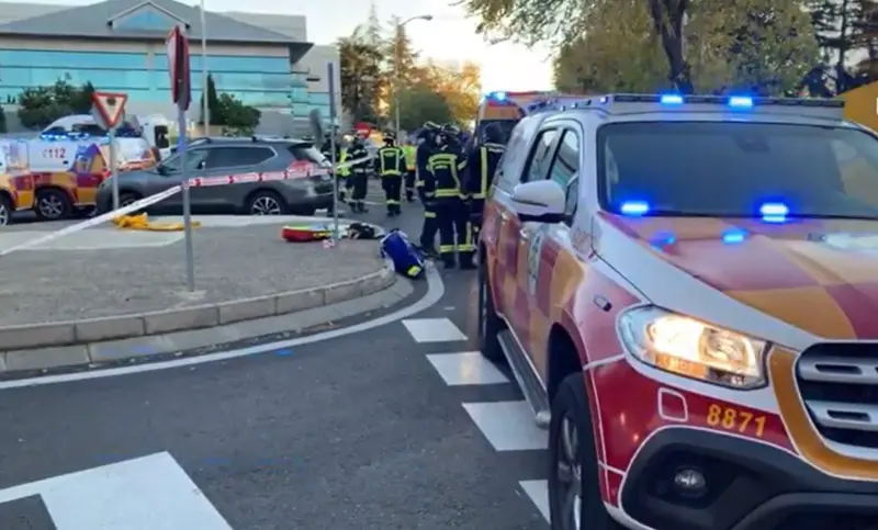 <p> Salida del colegio Montealto de Mirasierra donde han sido atropelladas tres ni&ntilde;as - EMERGENCIAS MADRID </p>