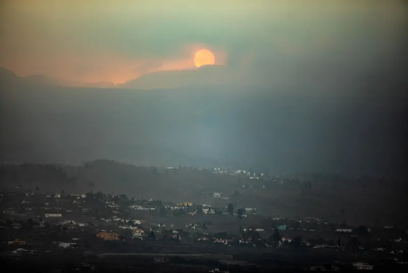 <p> Amanecer del volc&aacute;n de Cumbre Vieja con la nube de ceniza de principio de noviembre, desde la monta&ntilde;a de Triana, en Los Llanos de Aridane - Kike Rinc&oacute;n - Europa Press </p>