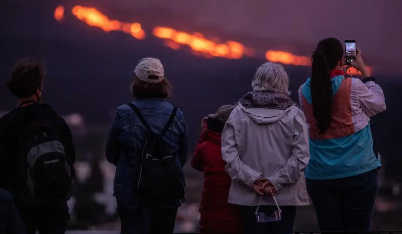 <p> Un grupo de personas observa la erupci&oacute;n del volc&aacute;n de Cumbre Vieja desde el mirador de Tajuya - Kike Rinc&oacute;n - Europa Press </p>
