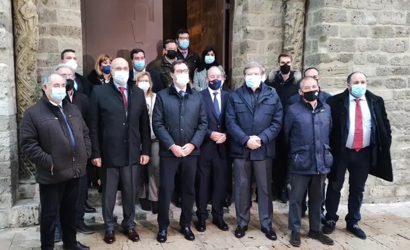 <p> Antonio Garamendi visita las iglesias de Santa Mar&iacute;a y Santiago en Carri&oacute;n de los Condes. - EUROPA PRESS </p>