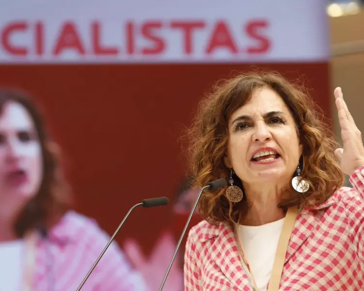 <p> La ministra de Hacienda, Mar&iacute;a Jes&uacute;s Montero, interviene en el 14 Congreso Regional del PSOE-A. - ALEX ZEA (EUROPA PRESS) </p>