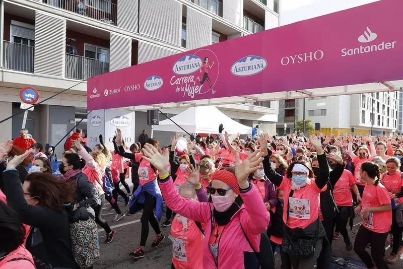 <p> La marea rosa inunda las calles de la ciudad para reivindicar la prevenci&oacute;n del c&aacute;ncer de mama. FABI&Aacute;N SIM&Oacute;N AYUNTAMIENTO DE ZARAGOZA </p>