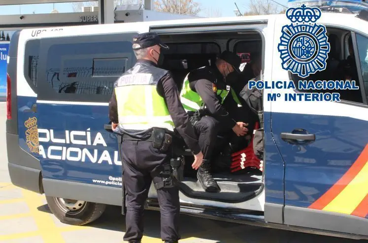 <p> Furg&oacute;n de la Polic&iacute;a Nacional </p>
