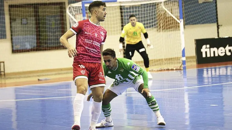 <p> Saura, jugador del C&oacute;rdoba Patrimonio, protege el bal&oacute;n ante Joselito, del Real Betis Futsal </p>