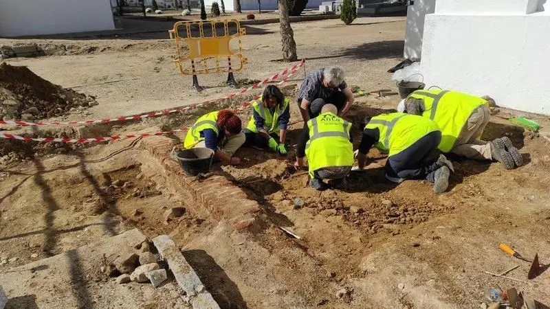 <p> Exhumaciones de fosas franquistas en Extremadura </p>