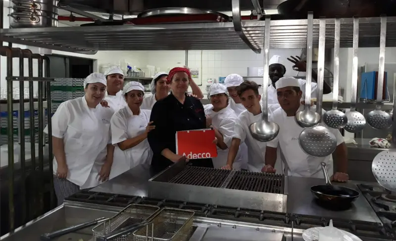 <p> Curso de hosteler&iacute;a Adecco. Fuente: Twitter </p>