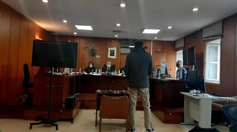 <p> El hombre, que grab&oacute; en varias ocasiones a la menor, ha sido castigado con prisi&oacute;n y con la paga de una reparaci&oacute;n anual. </p>