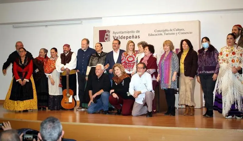 <p> Foto de familia de los participantes en el recital po&eacute;tico Palabras de vino, celebrado en Valdepe&ntilde;as </p>