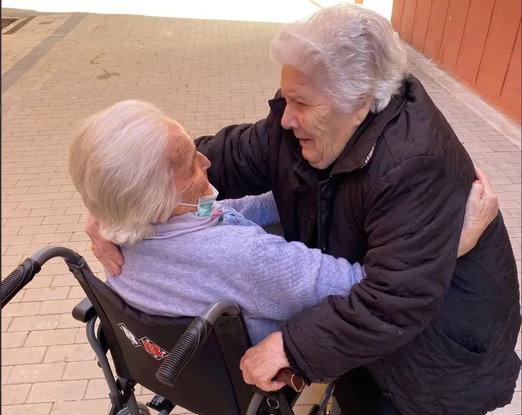 <p> El reencuentro entre las primas. TWITTER </p>