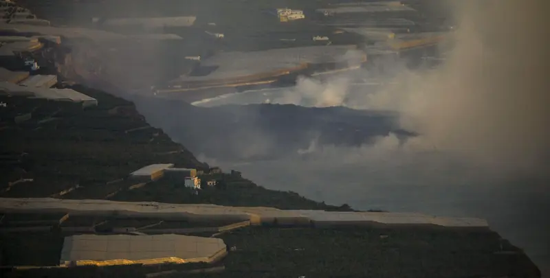 <p> Archivo - Vista a&eacute;rea de la pen&iacute;nsula de lava del volc&aacute;n de Cumbre Vieja a su llegada al Oc&eacute;ano Atl&aacute;ntico, a 28 de septiembre de 2021, en La Palma, Santa Cruz de Tenerife, Islas Canarias, (Espa&ntilde;a). La lava del volc&aacute;n, que entr&oacute; el 19 de septiembre en erup - Kike Rinc&oacute;n - Europa Press - Archivo </p>
