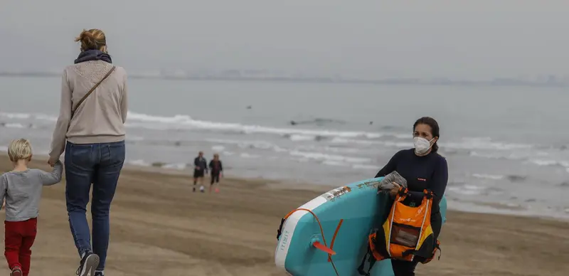 <p> Archivo - Una mujer sale con mascarilla de la playa la Malvarrosa en Valencia, Comunidad Valenciana (Espa&ntilde;a), a 1 de abril de 2021. Ayer, 31 de marzo entr&oacute; en vigor el Proyecto de Ley de medidas urgentes de prevenci&oacute;n, contenci&oacute;n y coordinaci&oacute;n para hacer - ROBER SOLSONA - Europa Press - Archivo </p>