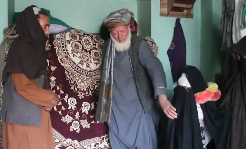 <p> Comprador agarrando a la ni&ntilde;a para llev&aacute;rsela con &eacute;l </p>