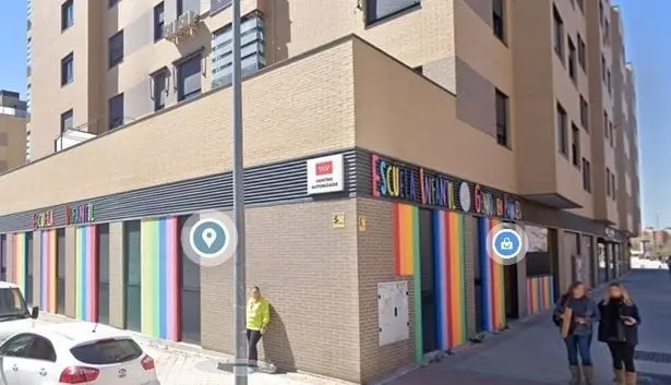 <p> Fachada de la guarder&iacute;a que dirig&iacute;a la acusada. </p>