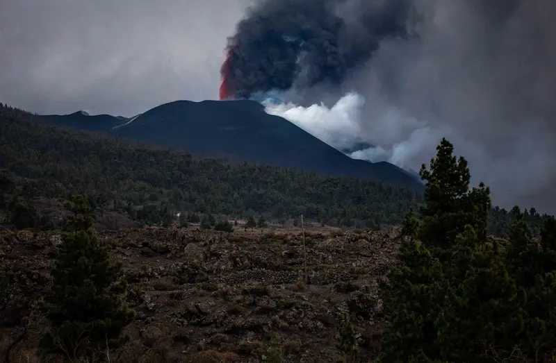 <p> Nube de humo y lava que se dirige a la playa de los Guirres, a 9 de noviembre de 2021, en La Palma, Santa Cruz de Tenerife, Canarias, (Espa&ntilde;a). La lava procedente del volc&aacute;n de La Palma contin&uacute;a fluyendo sobre coladas previas de la zona central, alimentan - Kike Rinc&oacute;n - Europa Press </p>