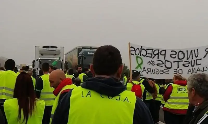 <p> Agricultores de Montoro y la Carolina en la A-4. EP </p>