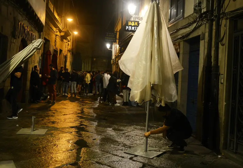 <p> Archivo - Varias personas salen por una zona de bares y ocio nocturno en el casco hist&oacute;rico de Ourense, a 2 de octubre de 2021, en Ourense, Galicia, (Espa&ntilde;a). - Rosa Veiga - Europa Press - Archivo </p>
