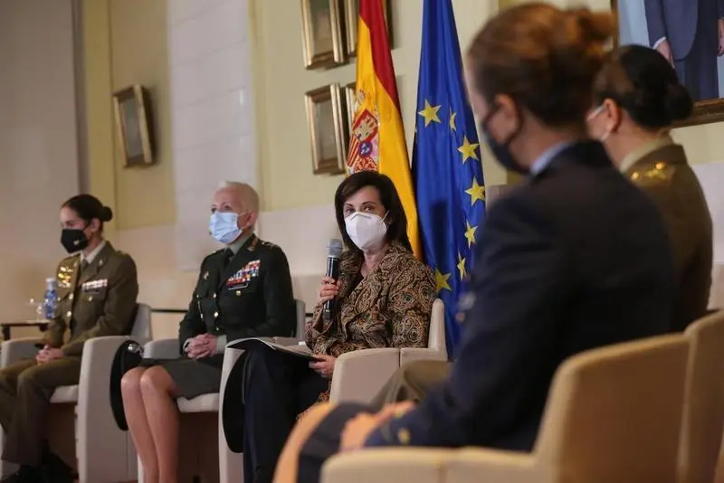 <p> La ministra de Defensa, Margarita Robles, junto a mujeres militares en el coloquio Mujeres militares </p>