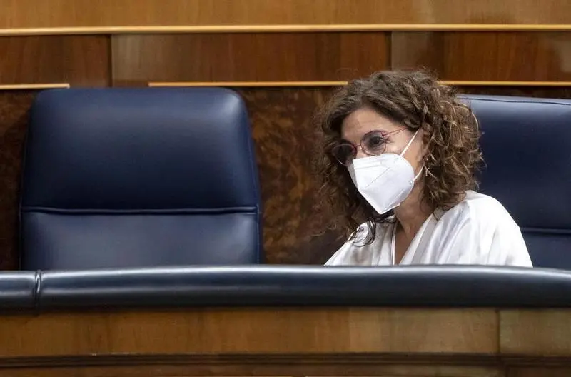 <p> La ministra de Hacienda, Mar&iacute;a Jes&uacute;s Montero, en una sesi&oacute;n plenaria en el Congreso </p>