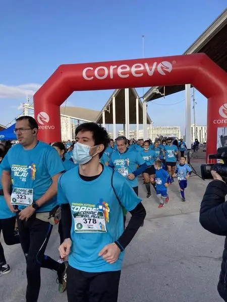 <p> Participantes de 'Correblau', una carrera solidaria por la inclusi&oacute;n escolar de alumnos autistas </p>