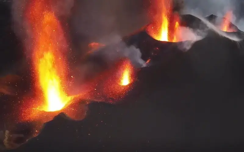 <p> Archivo - Centros emisores del volc&aacute;n de La Palma - GOBIERNO DE CANARIAS - Archivo </p>
