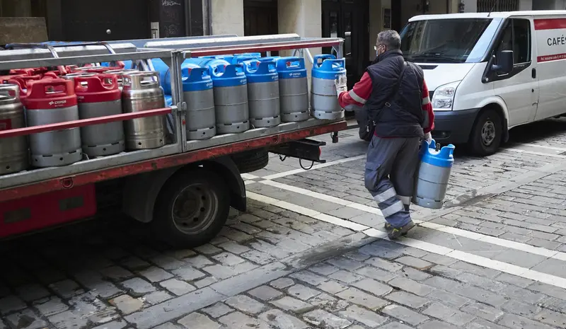 <p> Archivo - Un repartidor deja bombonas de butano a un bar en Pamplona - Eduardo Sanz - Europa Press - Archivo </p>