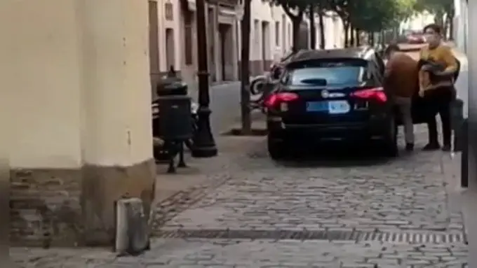 <p> El cliente tuvo que bajarse del veh&iacute;culo y cambiarse de asiento con el conductor para solucionar el problema. Fuente: Twitter </p>