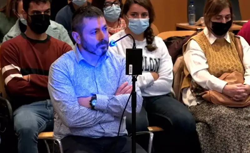 <p> El acusado de inducir el crimen del edil de IU, Javier Ardines, Pedro Nieva durante su declaraci&oacute;n el juicio. - CAPTURA EMISI&Oacute;N YOUTUBE TSJA </p>