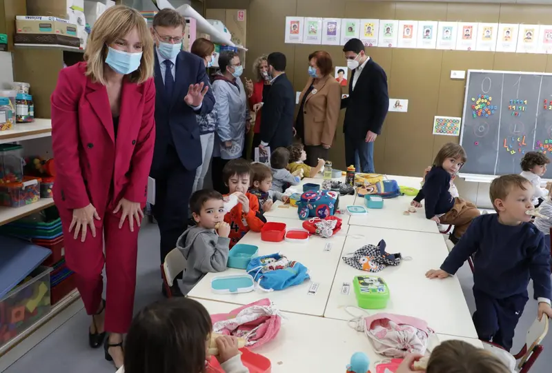 <p> La ministra de Educaci&oacute;n y Formaci&oacute;n Profesional, Pilar Alegr&iacute;a, visita un centro educativo en la Font d'en Carr&ograve;s (Valencia) junto al president de la Generalitat, Ximo puig, entre otras autoridaes. - GENERALITAT VALENCIANA </p>