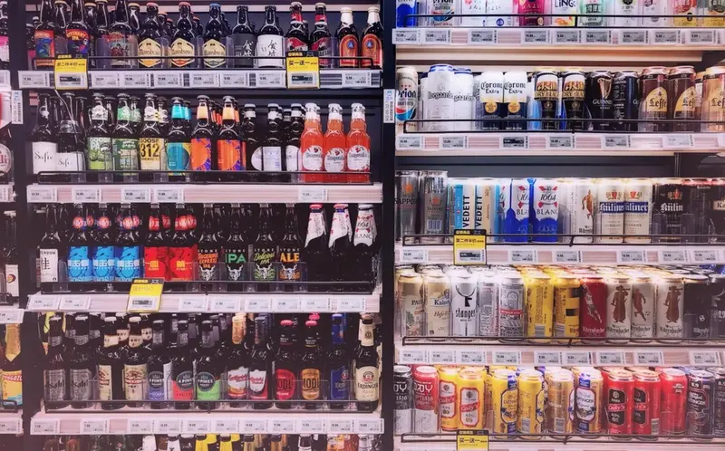 <p> Archivo - Bebidas con alcohol en una tienda. - JUNJIE XU - Archivo </p>