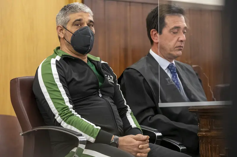 <p> Bernardo Montoya, acusado de la agresi&oacute;n sexual y asesinato de Laura Luelmo, en la sala de la Audiencia de Huelva. - A. P&eacute;rez - Europa Press </p>