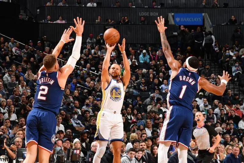 <p> Stephen Curry lanzando un triple ante los Brooklyn Nets </p>