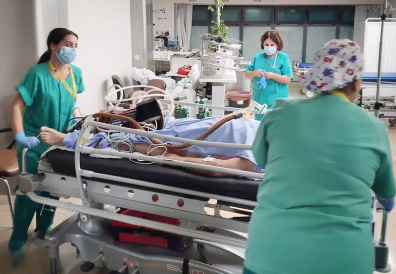 <p> Sanitarias del Hospital Reina Sof&iacute;a de C&oacute;rdoba atienden a un paciente con Covid, foto de archivo - HOSPITAL REINA SOF&Iacute;A - Archivo </p>