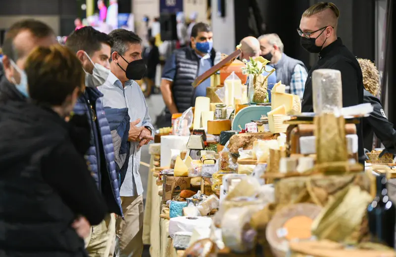<p> Varias personas observan diferentes platos en el espacio Barra Gourmet, de la feria Mediterr&aacute;nea Gastr&oacute;noma, en Feria Valencia, a 7 de noviembre de 2021, en Valencia, Comunidad Valenciana (Espa&ntilde;a). - Jorge Gil - Europa Pres </p>