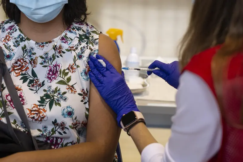 <p> Andaluc&iacute;a roza las 13 millones de dosis administradas tras poner m&aacute;s de 17.000 vacunas en un d&iacute;a </p>