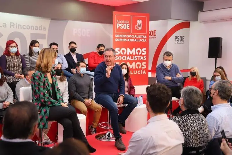 <p> El secretario general del PSOE de Andaluc&iacute;a, Juan Espadas, acompa&ntilde;ado de la ministra de Educaci&oacute;n, Pilar Alegr&iacute;a, y el alcalde de La Rinconada y secretario general del PSOE de Sevilla, Javier Fern&aacute;ndez. </p>