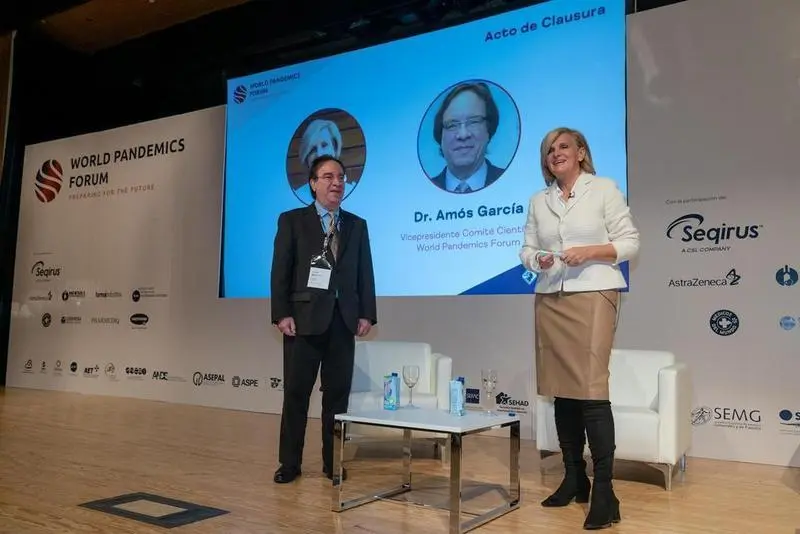 <p> Am&oacute;s Garc&iacute;a y Mar&iacute;a Neira durante la clausura del World Pandemics Forum. </p>