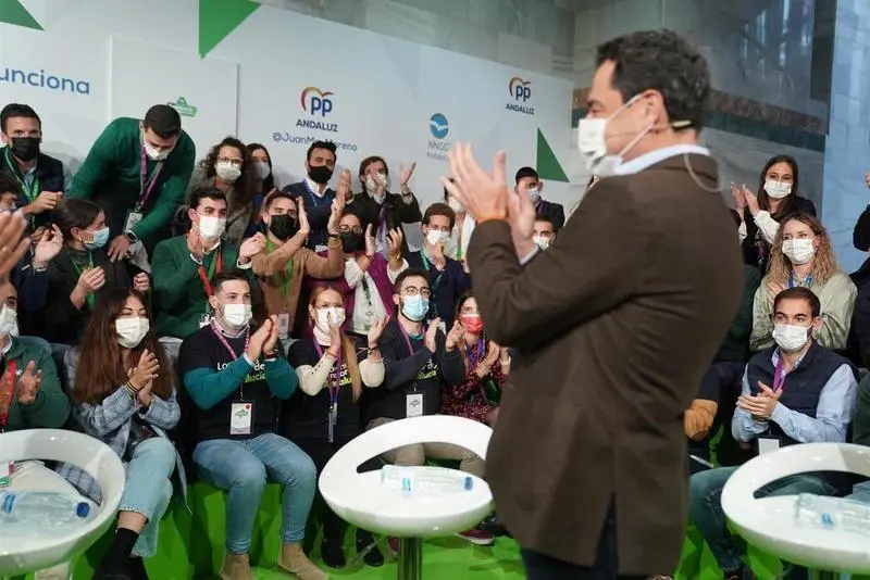 <p> Juanma Moreno, este s&aacute;bado en un acto con j&oacute;venes durante el 16 Congreso Auton&oacute;mico del PP andaluz </p>