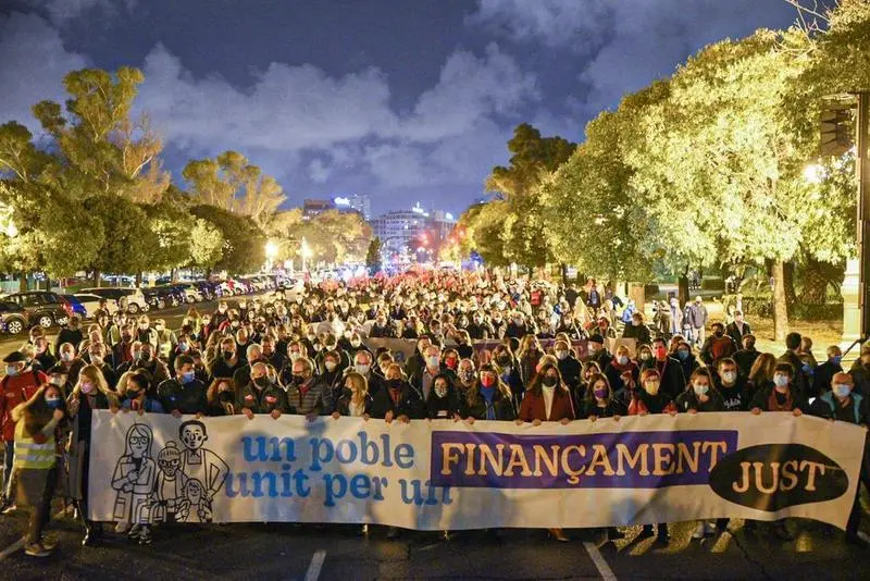 <p> Varias personas sostienen una pancarta donde se lee: "Un pueblo unido por una financiaci&oacute;n justa", durante una manifestaci&oacute;n que parte de la Plaza Sant Agust&iacute;, a 20 de noviembre de 2021, en Valencia, Comunidad Valenciana </p>