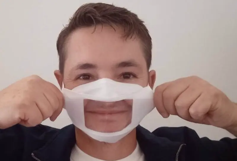 <p> Marcos Lechet con una mascarilla transparente. - CHANGE.ORG </p>