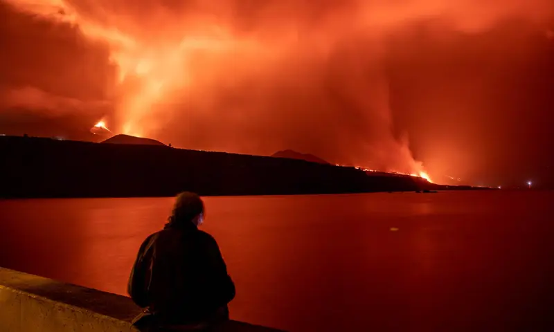 <p> Una persona observa la lava y piroclastos a su llegada a la playa de los Guirres, a 9 de noviembre de 2021, en La Palma, Santa Cruz de Tenerife, Canarias, (Espa&ntilde;a). La lava procedente del volc&aacute;n de La Palma contin&uacute;a fluyendo sobre coladas previas de la zo - Kike Rinc&oacute;n - Europa Press </p>