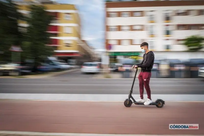 <p> Un chico en un patinete el&eacute;ctrico circula por el carril bici. | Jos&eacute; Le&oacute;n </p>