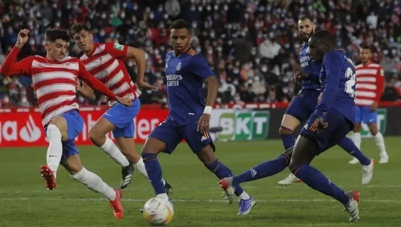 <p> Ferland Mendy anotando el cuarto gol del Madrid en Granada. </p>