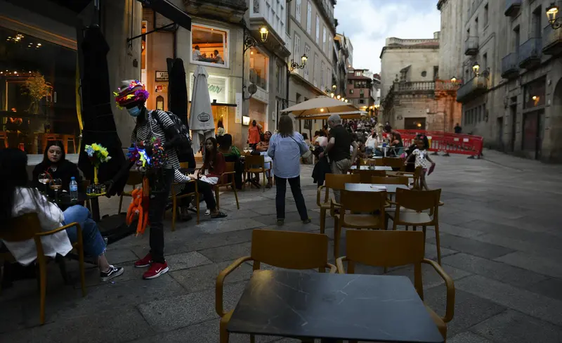 <p> Archivo - Bares y restaurantes en el casco hist&oacute;rico de Orense durante el primer d&iacute;a de restricciones en la hosteler&iacute;a de los municipios que se encuentren en niveles m&aacute;ximos y altos de restricciones por coronavirus, a 24 de julio de 2021, en Ourense, Gali - Rosa Veiga - Europa Press - Archivo </p>